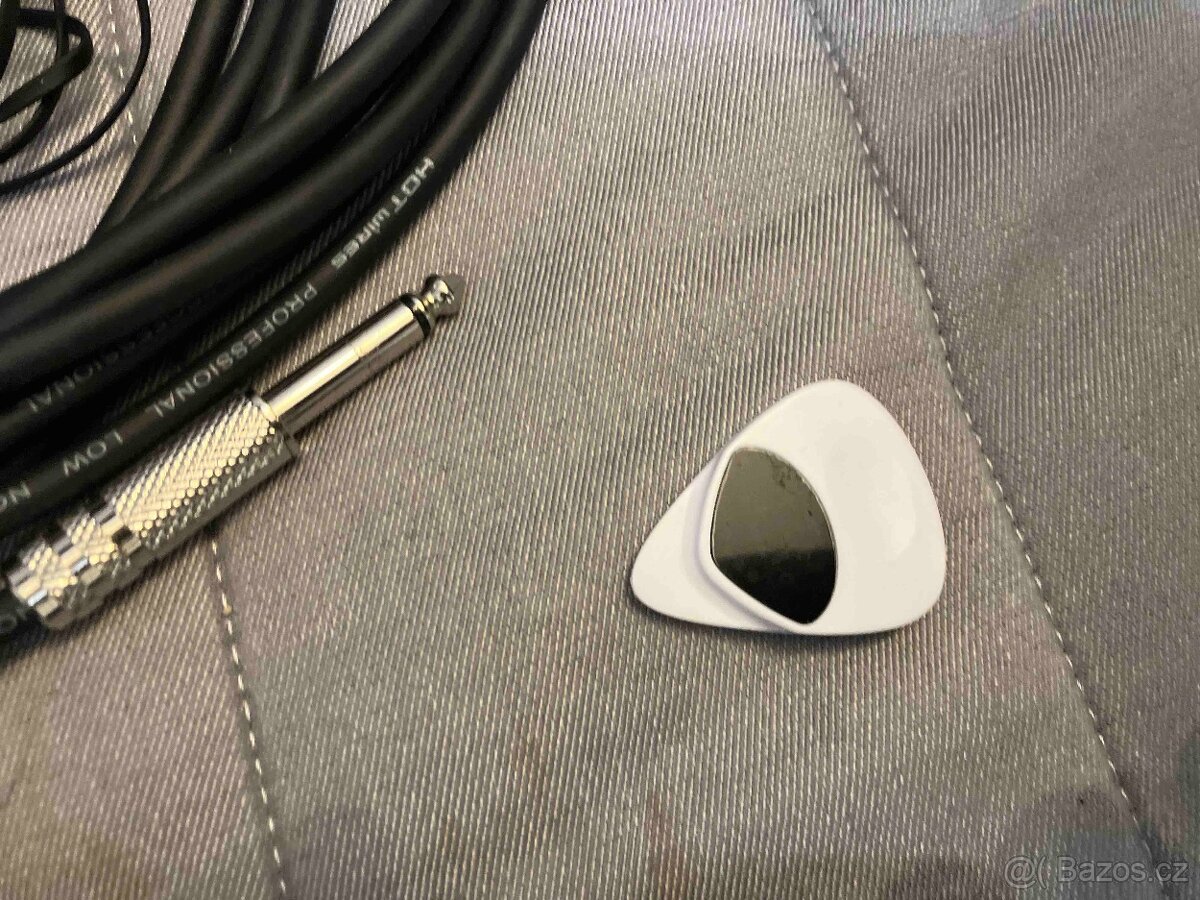 Elektrická kytara s bohatým příslušenstvím - 9