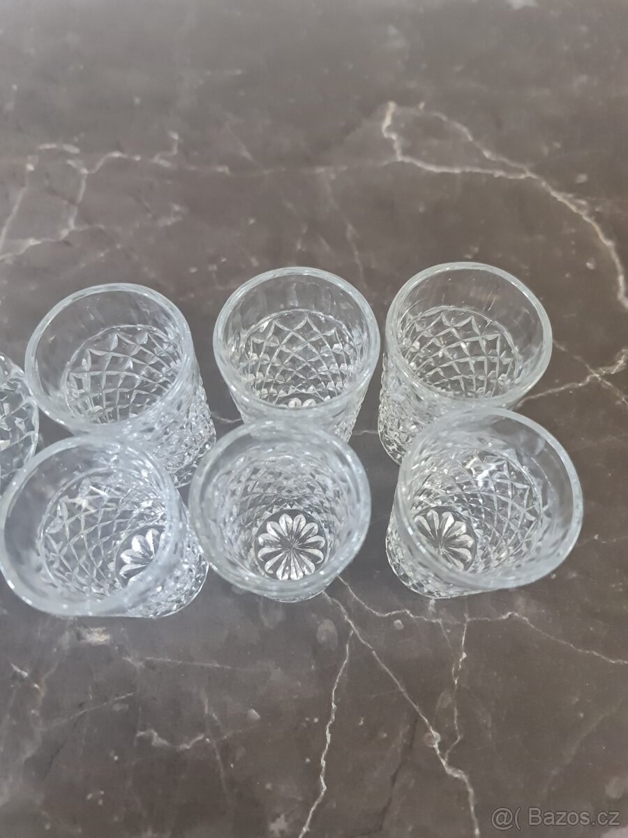 Karafa se šesti sklenkami - 9