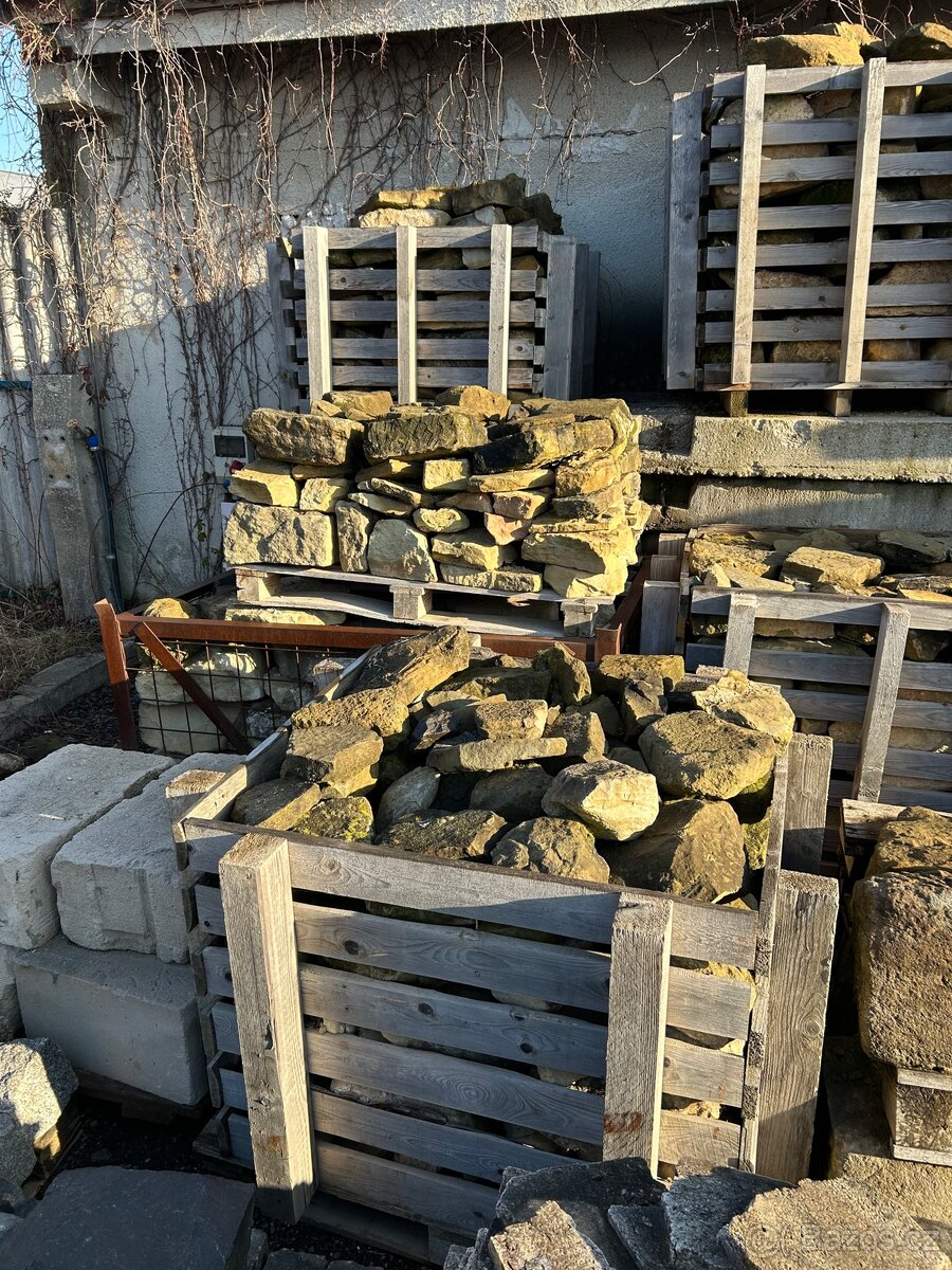Pískovec, cihly, dřevo, palety - 9