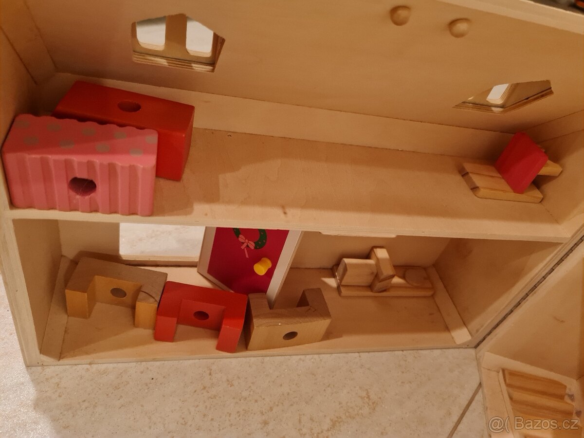 Dřevěný domeček, police,HRY, DVD, a přilby cyklo a lyžařská - 9
