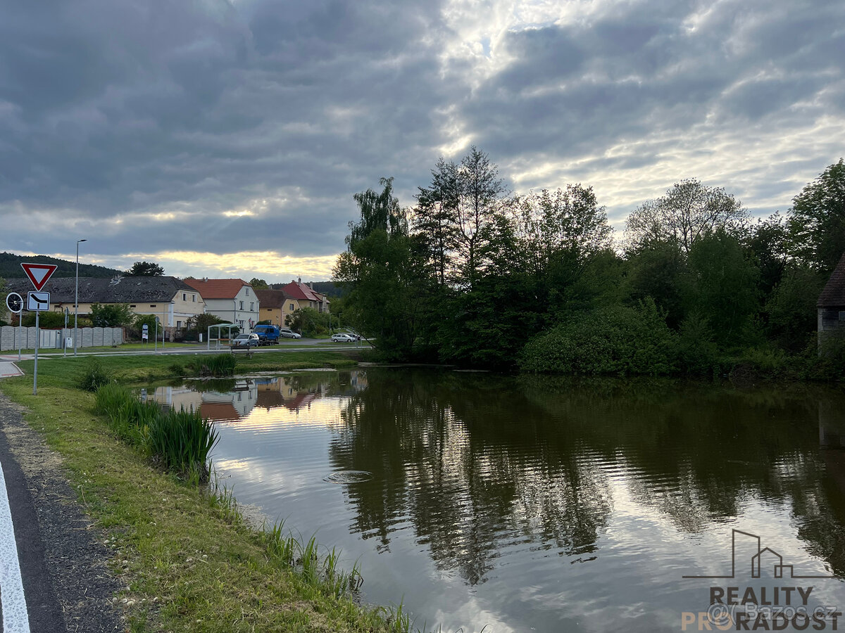 Prodej rodinného domu se stodolou u rybníka ve Vlkanově u Do - 9