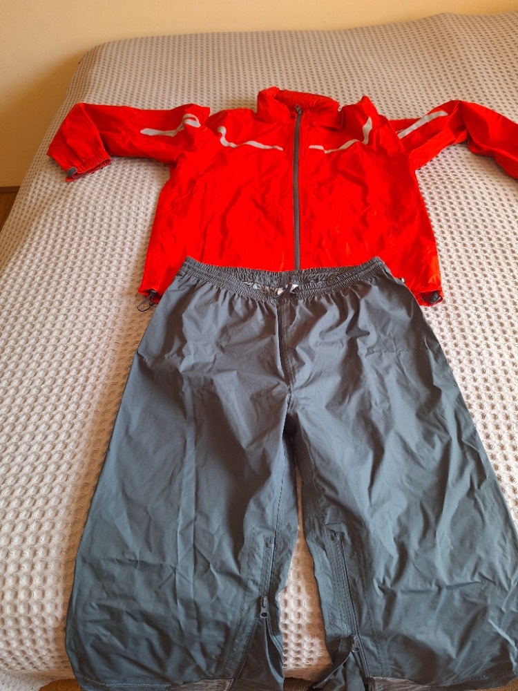 helma a oblečení na motorku. - 9