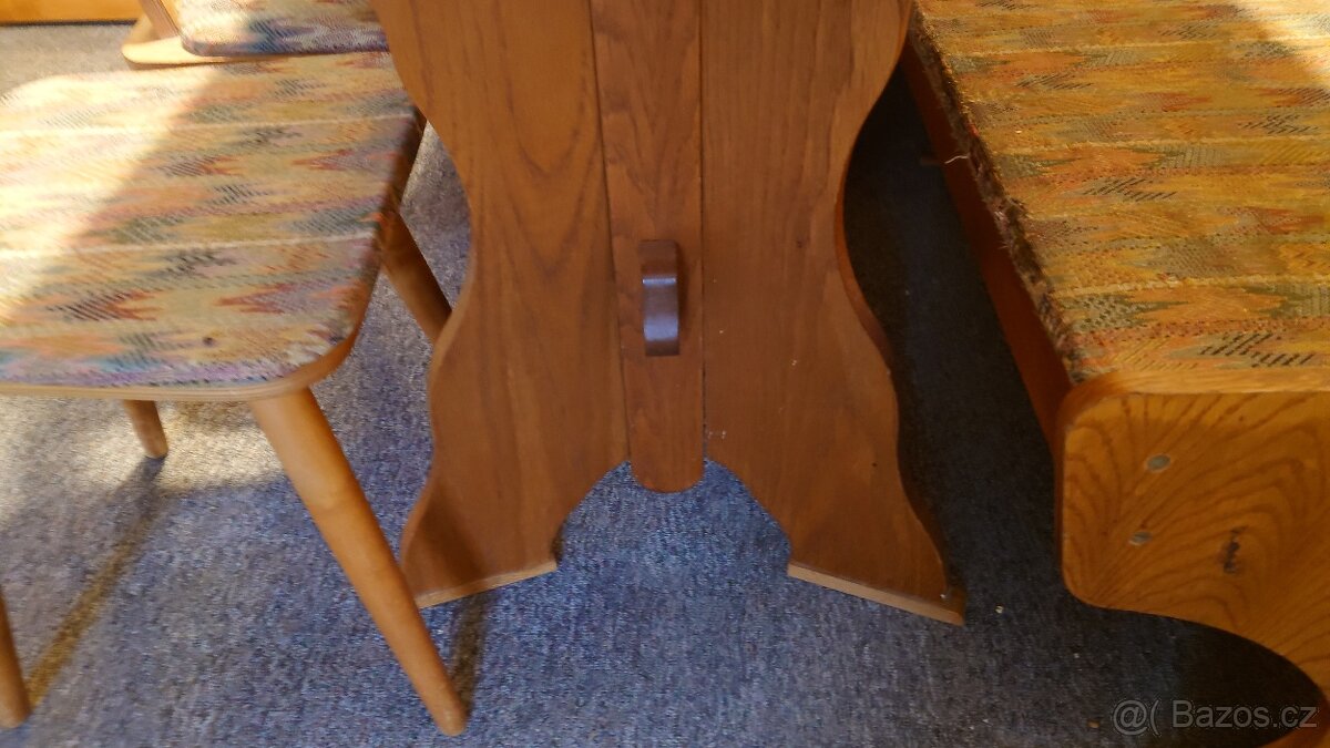 Rohová lavice, jídelní stůl a dvě židle - 9