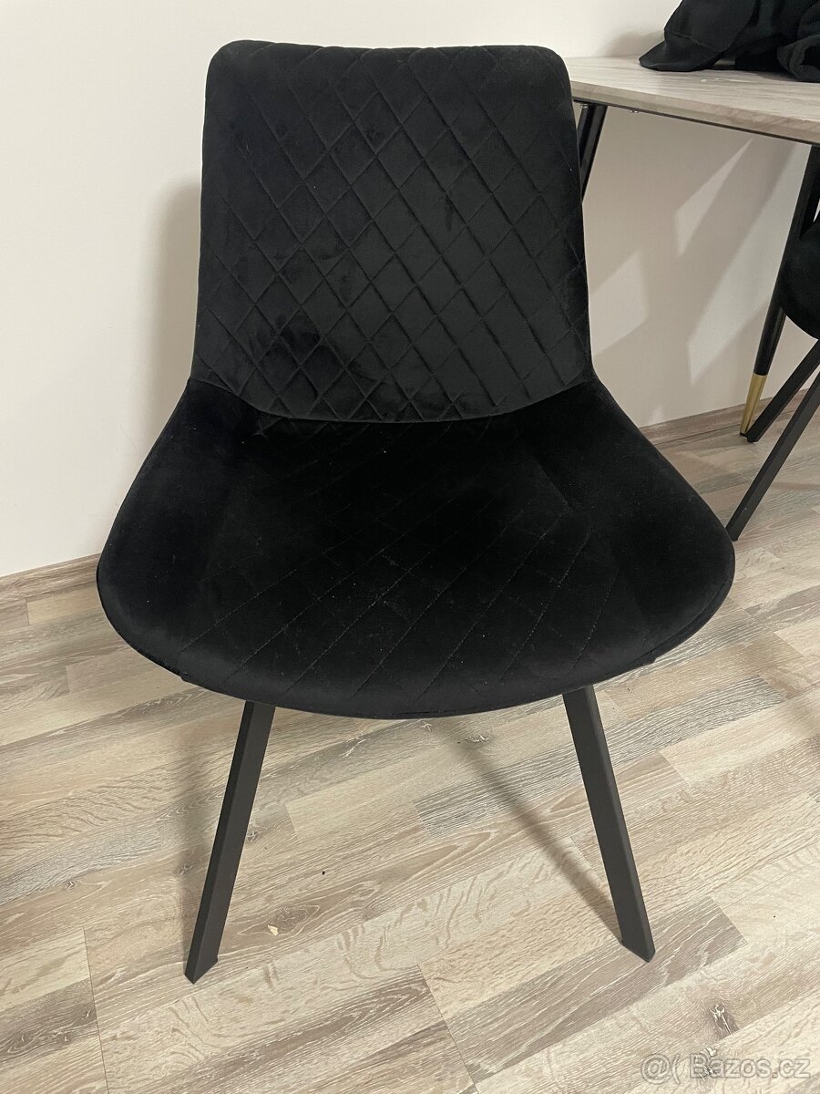 Prodám jídelní stůl + 2x židle - 9