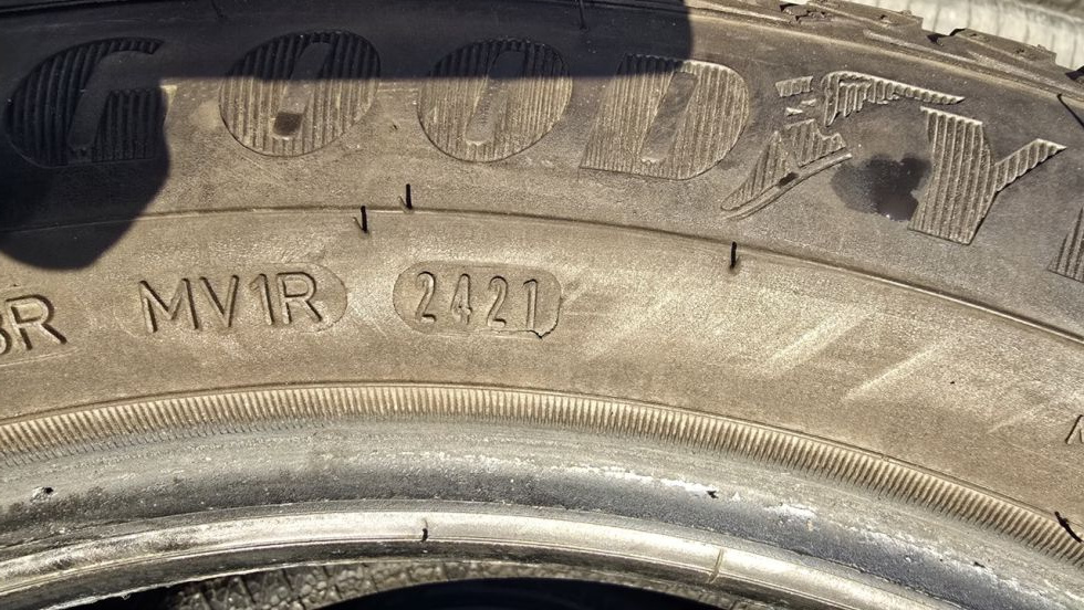 Celoroční pneu 215/55/17 Good Year - 9