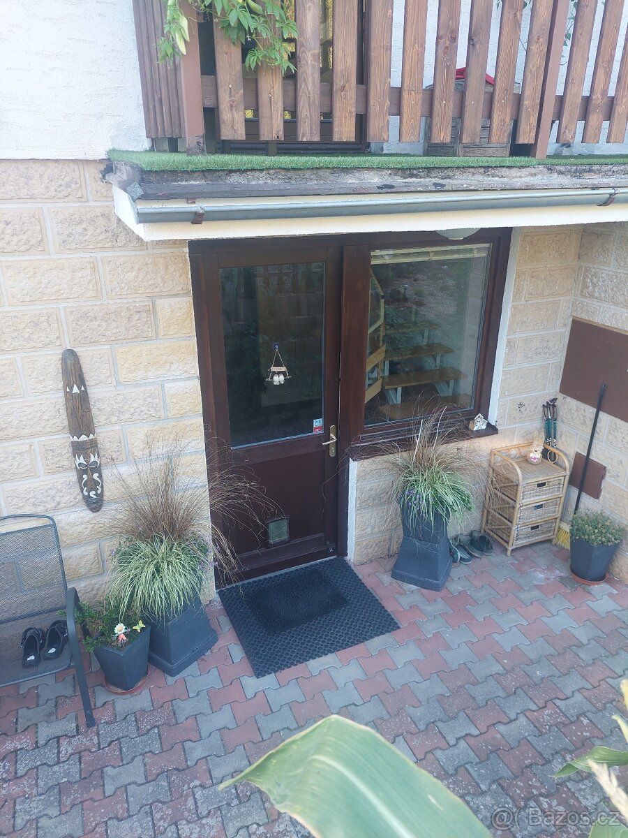 Prostorný dům s možností podnikání v podhradí - 9