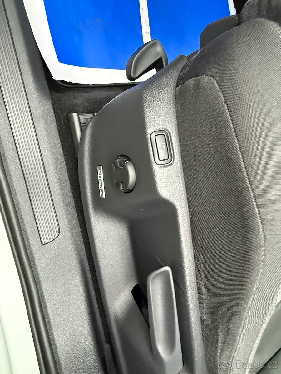 VW TOURAN 2,0TDi 110kW HIGHLINE TAŽNÉ ACC Vyhř.OKNO ČR - 9