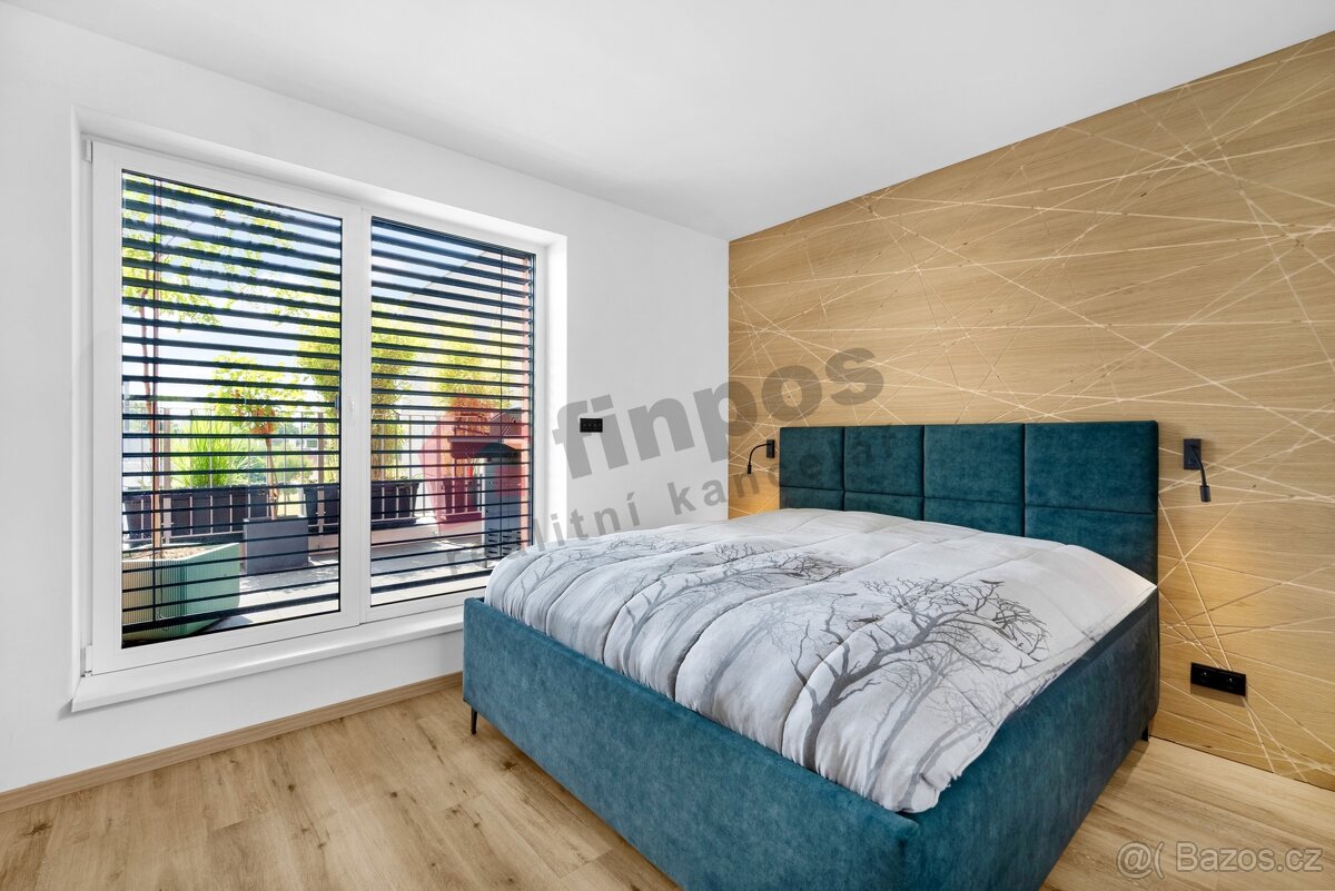 Prodej bytu 3+kk 73 m2 s terasou 71 m2 a dvě garážová parkov - 9