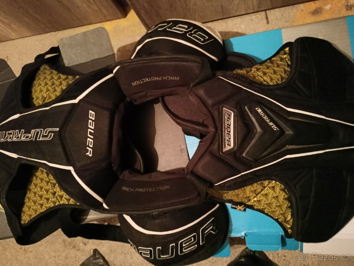 hokejová výstroj(hokejka+helmy+kalhoty+taška+chrániče) - 9