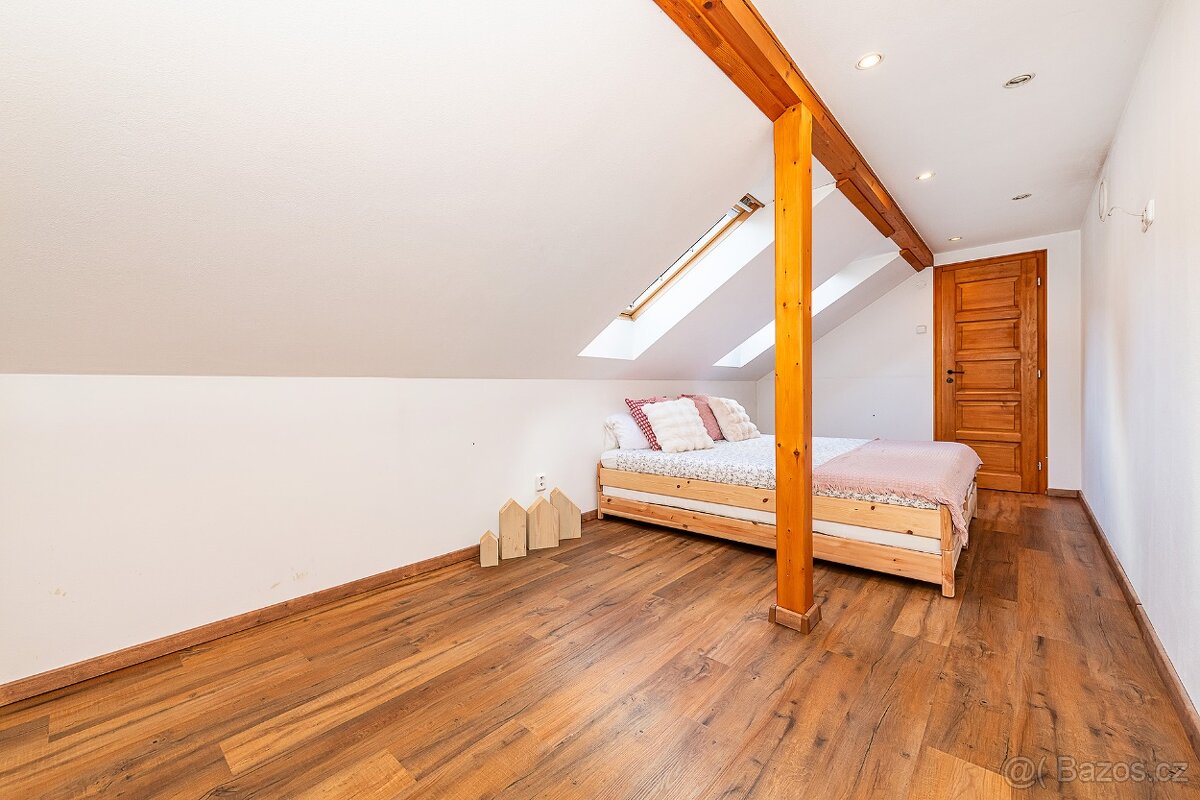 MALEBNÝ RODINNÝ DŮM V SRDCI ČESKÉHO STŘEDOHOŘÍ ČEŘENIŠTĚ, M - 9