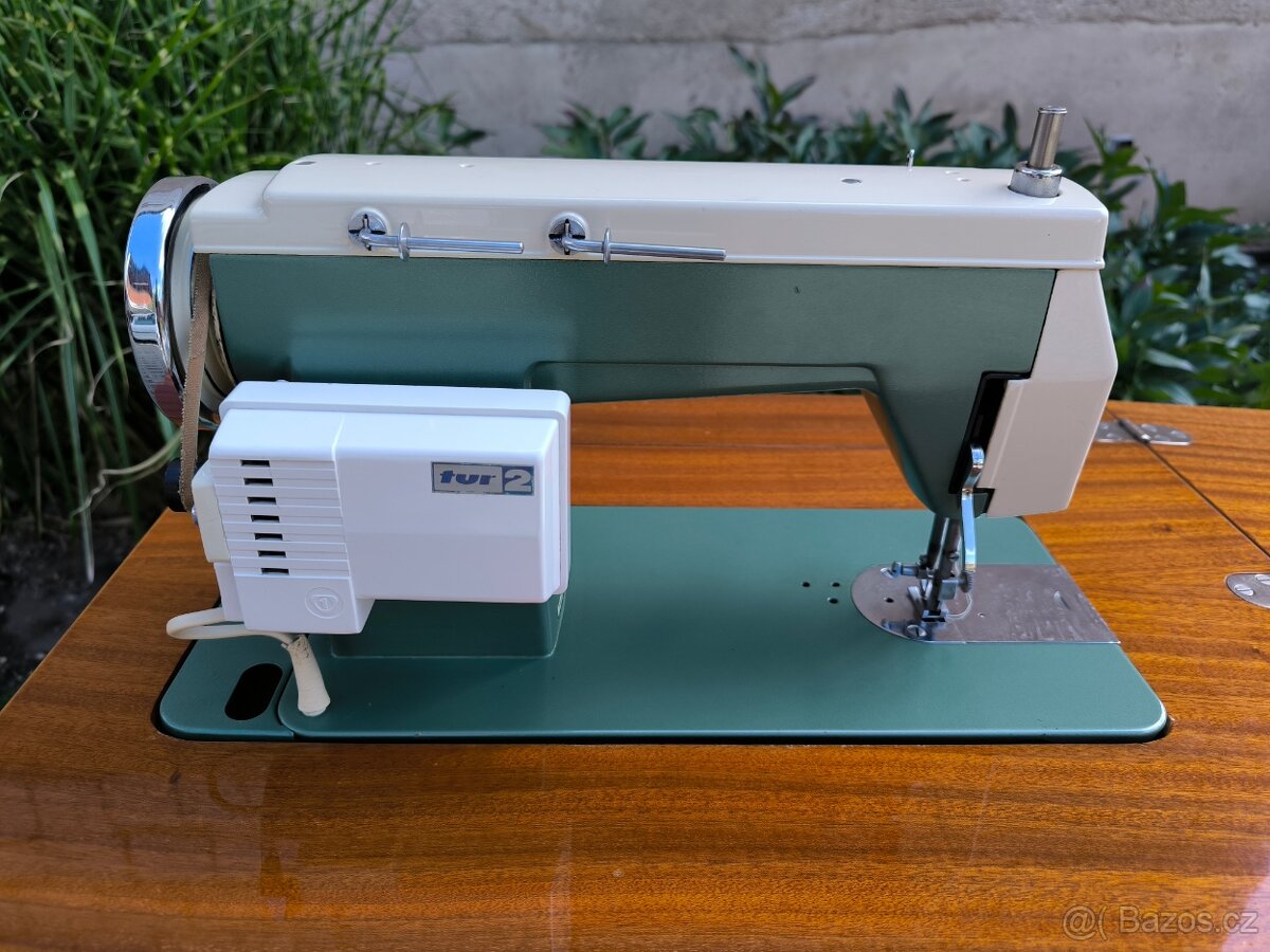 Elektrický šicí stroj Lucznik 415 TUR 2 se stolkem - 9