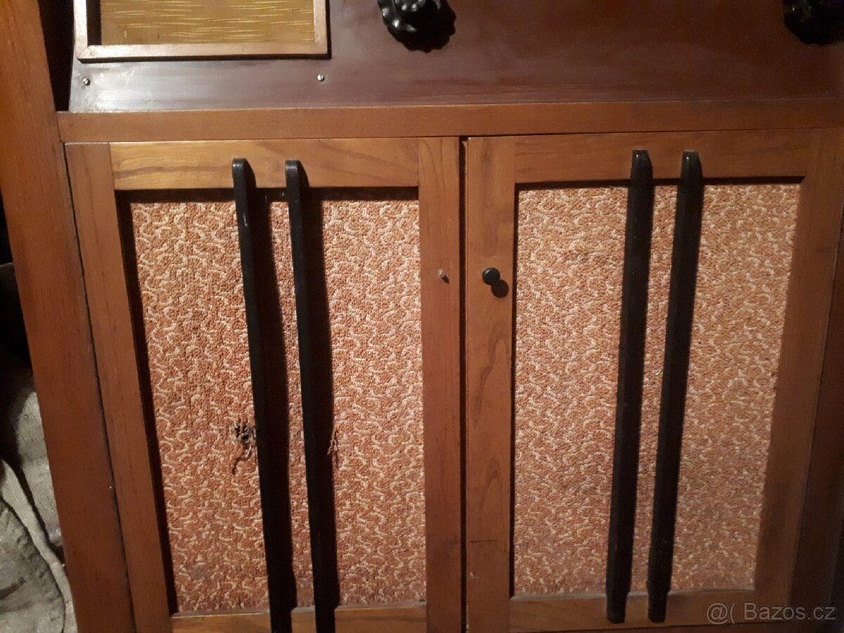 Skříňka s radiopřijímačem RV75 a s gramofónem z let 1939-40 - 9