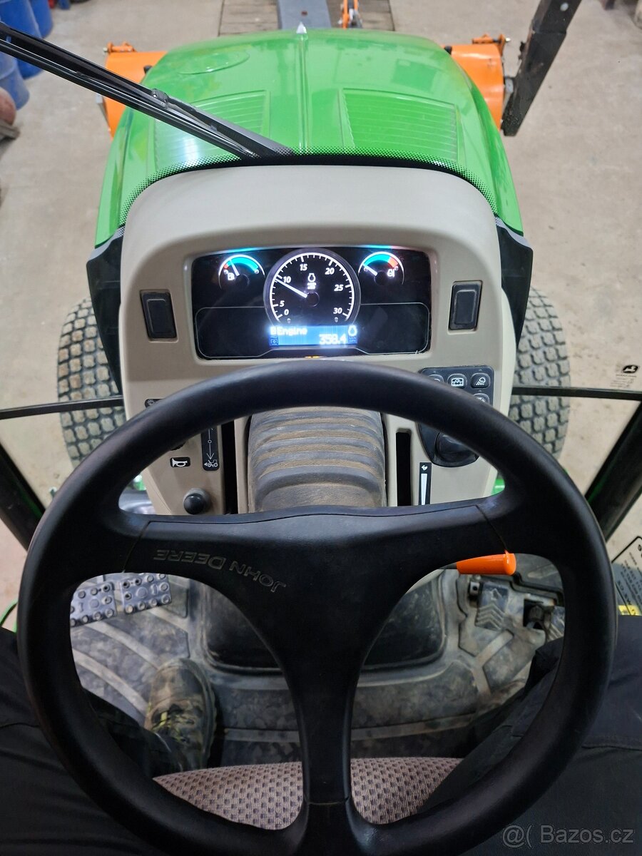 Traktor John Deere 3039R - 9