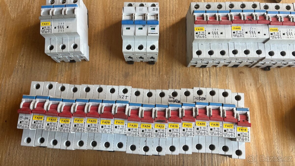 Jističe, pojistky, relé, stykače, proudové chrániče - různé - 9