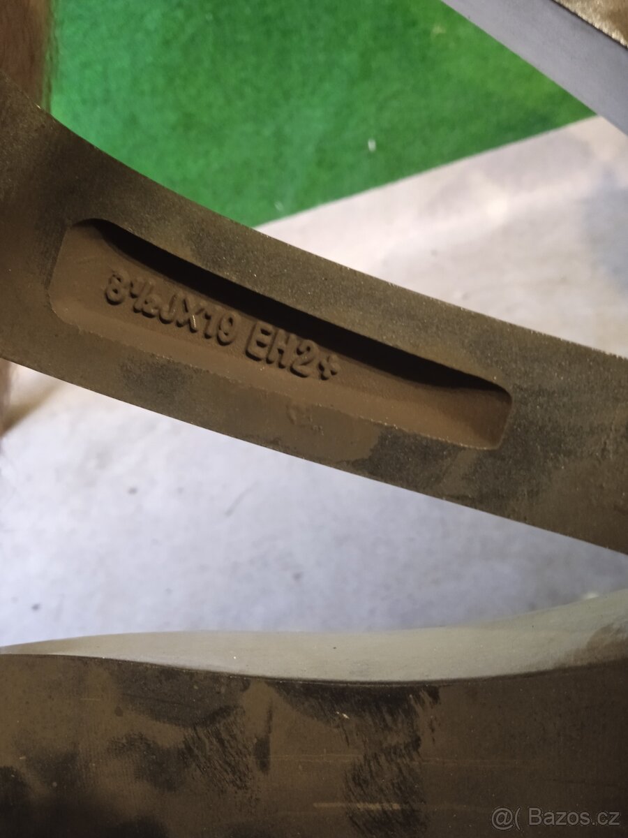 Zavodni alu 19" MOMO 5x108 - 9