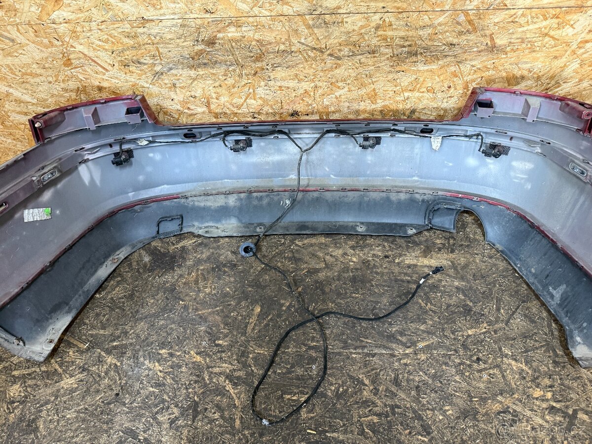 ZADNÍ NÁRAZNÍK ŠKODA OCTAVIA 2 SEDAN 9892 - 9