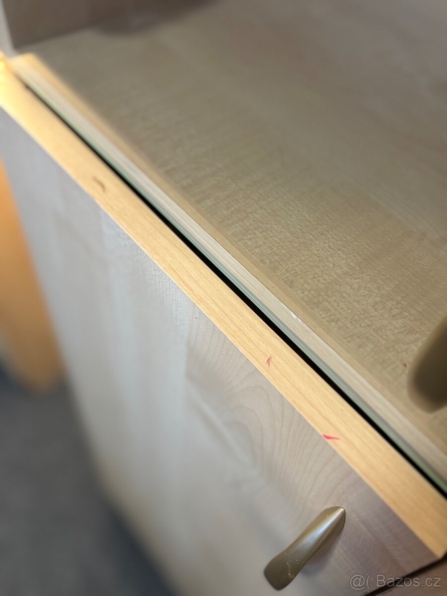 Prodám set dvou skříněk (barová/vinotéka + vitrína). - 9