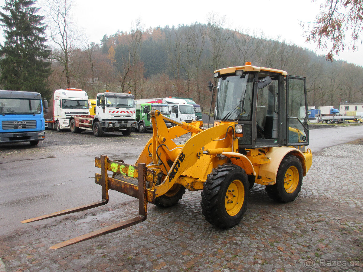 Kolový nakladač JCB 407 - 9