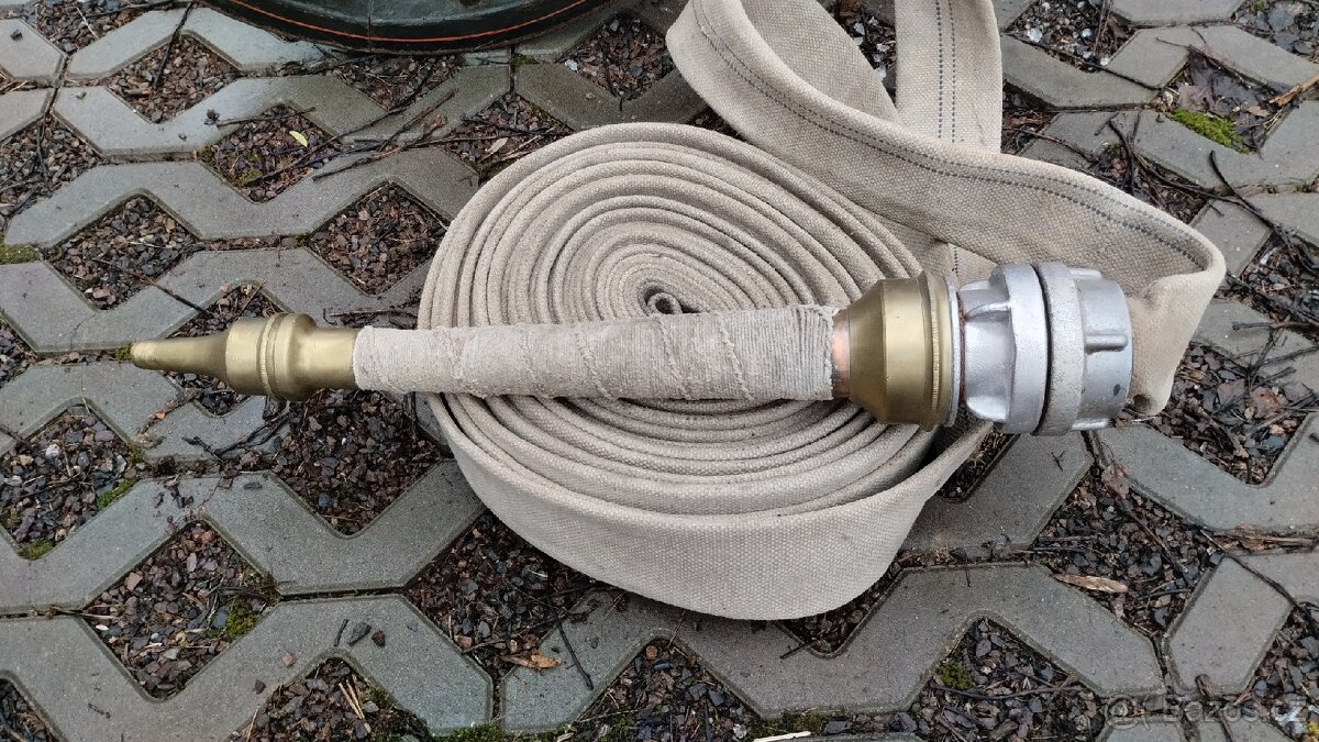 Historická dvoukolová ruční hasičská stříkačka - 9