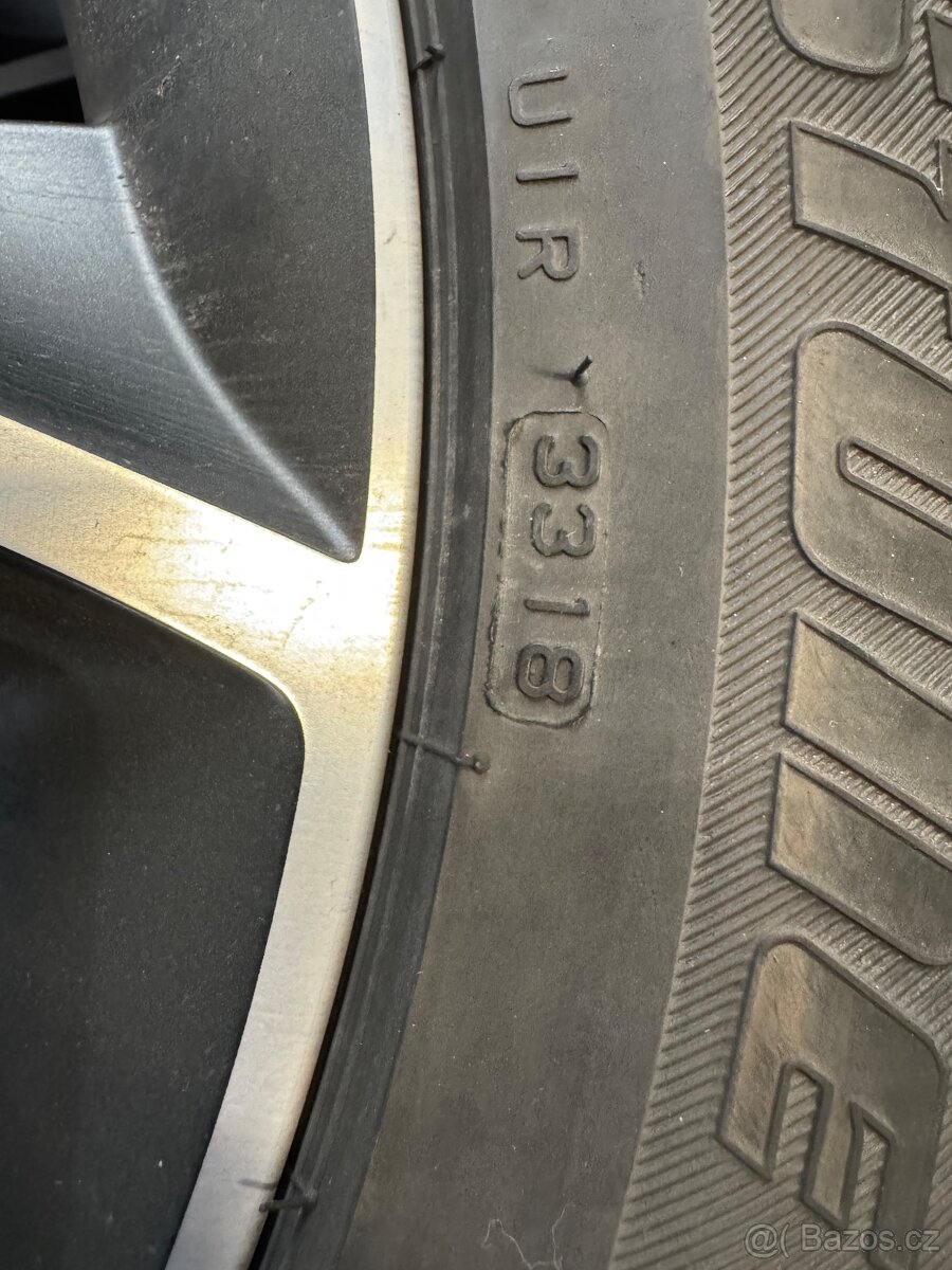 Pneu Bridgestone Blizzak 4x 235/50 R19 - 9