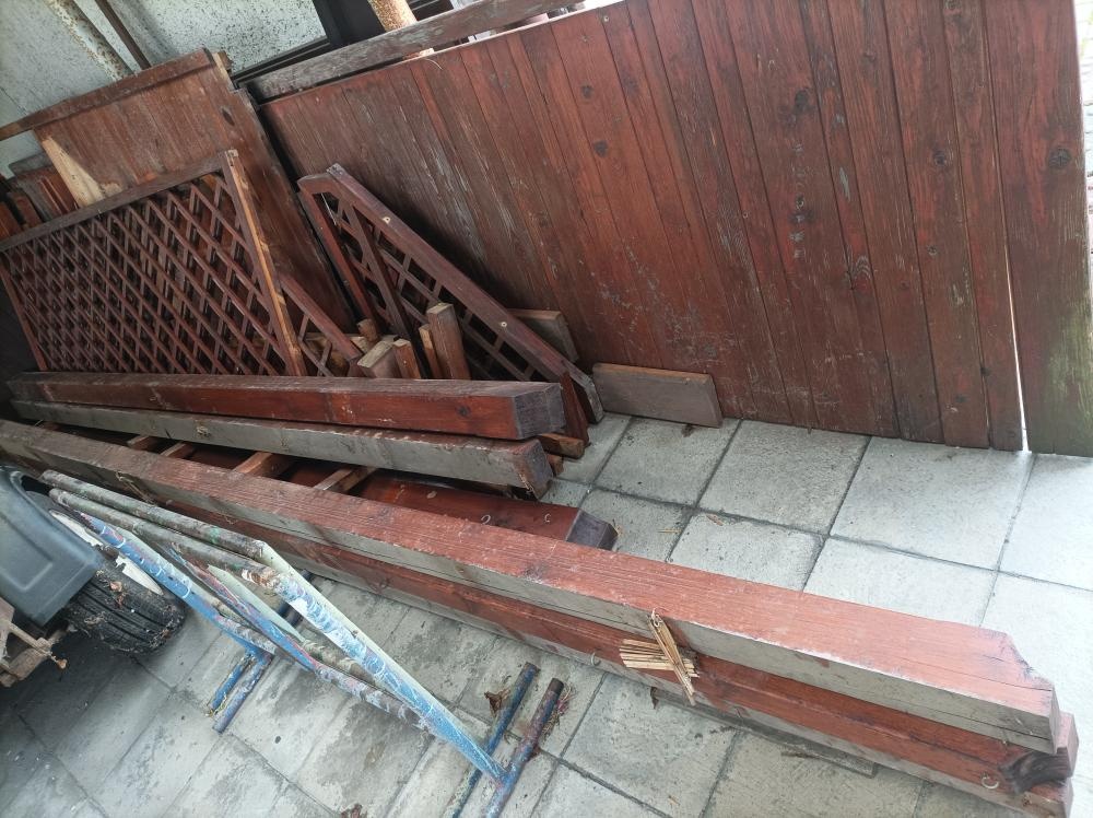 Starší dřevěná pergola - 9