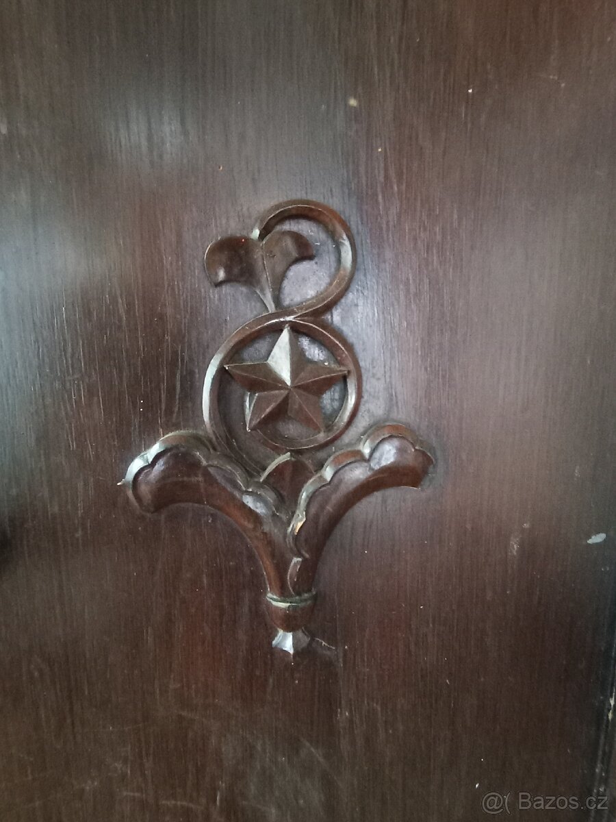 Starožitná kredenc - 9