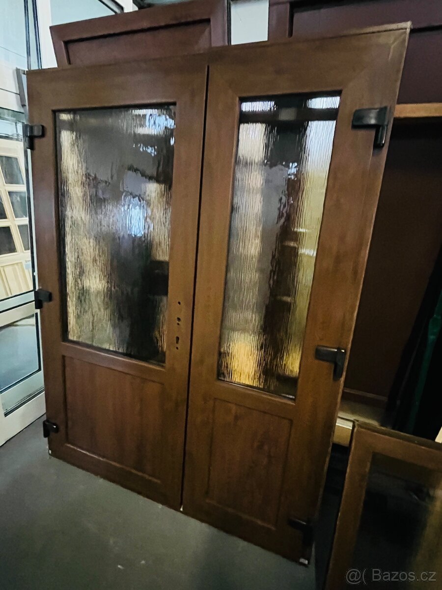 KRÁSNÉ 6TI KOMOROVÉ PLASTOVÉ DVOUKŘÍDLÉ VCHODOVÉ DVEŘE OŘECH - 9