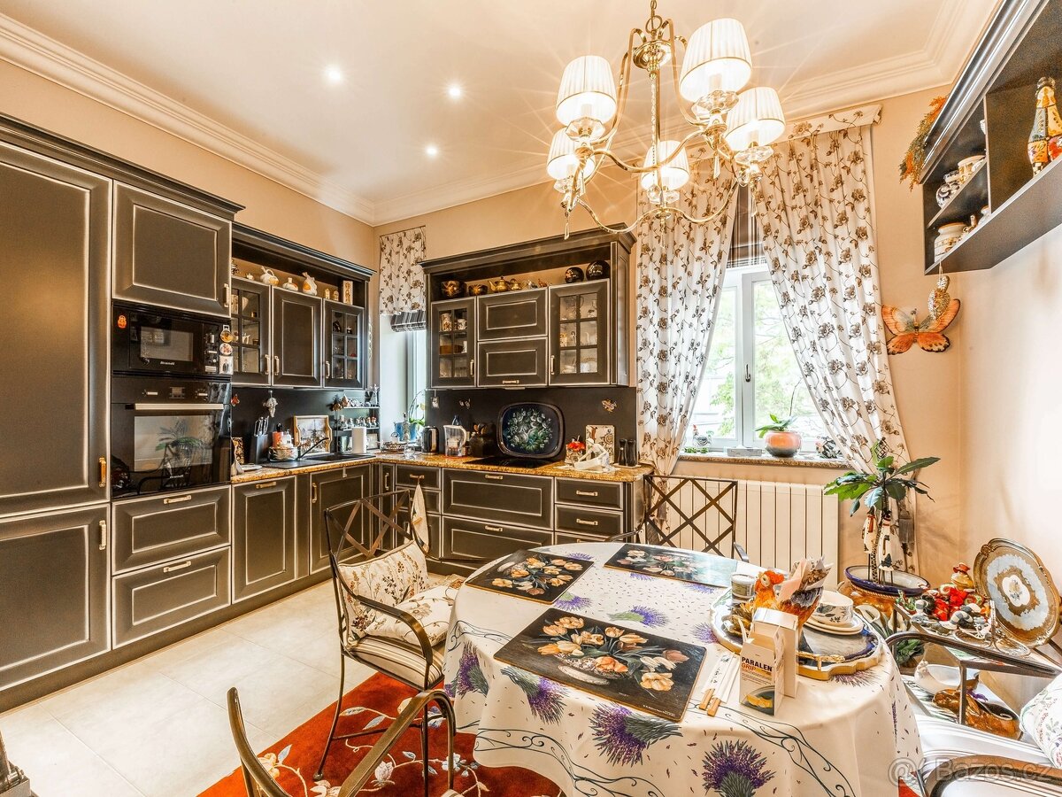 Prodej celopodlažního bytu 4+1 (162 m²) + sklep cca 9 m², Ur - 9