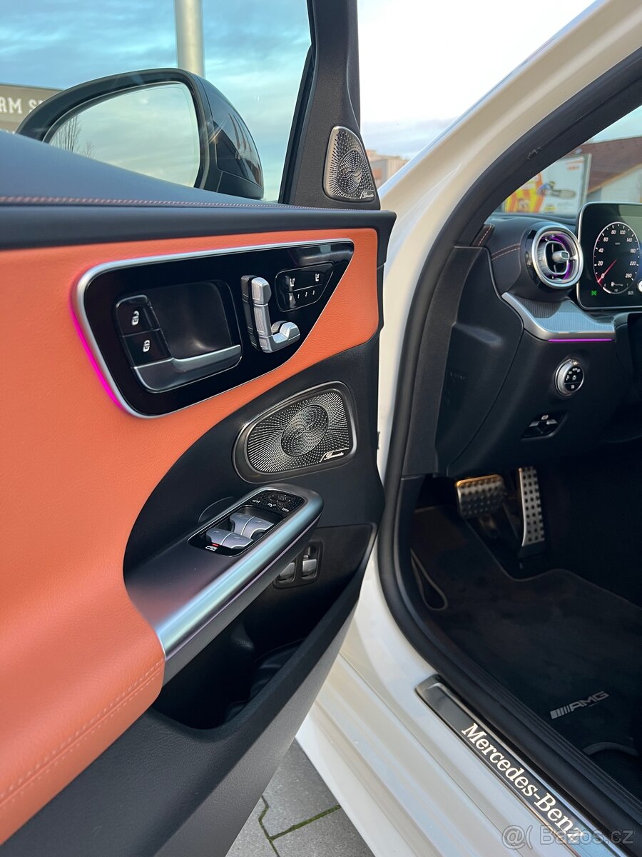 Mercedes-Benz C300e AMG S206 - 9