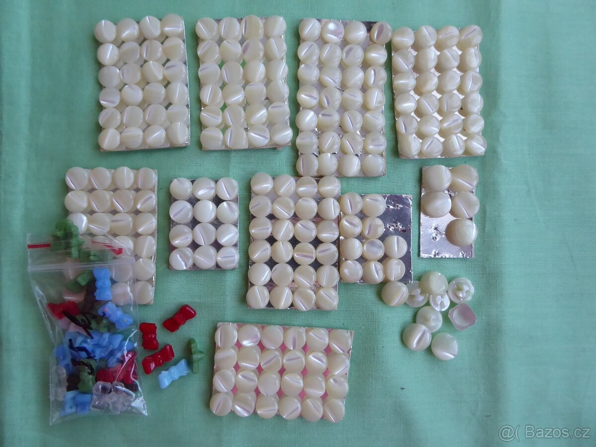 STARÉ KNOFLÍKY 8 sad - 9