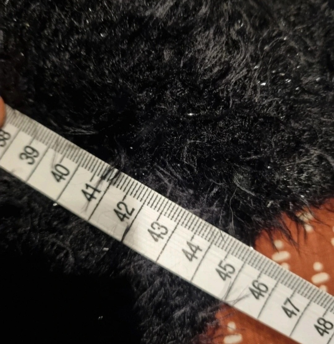 Černý svetřík s chloupky a třpytkami. - 9