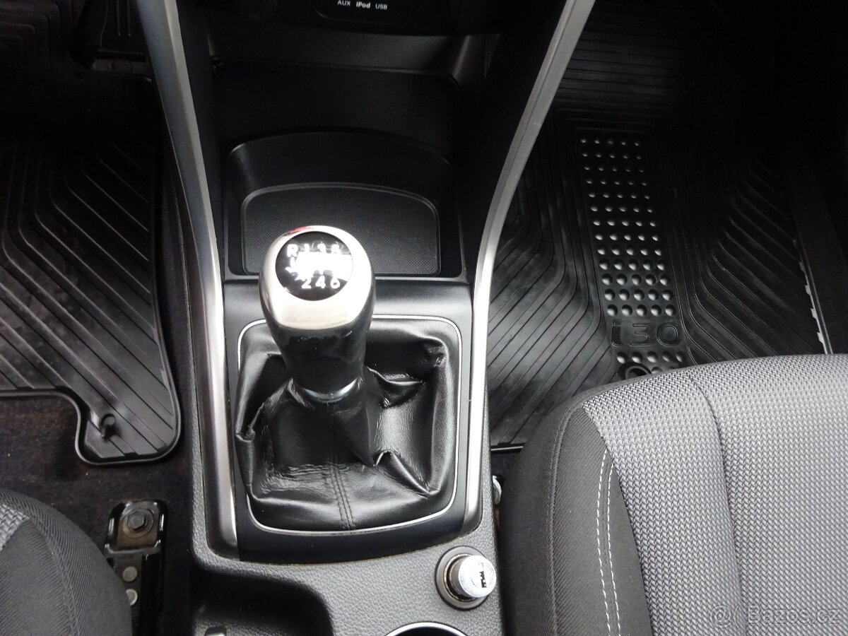 Hyundai i30 1.6i Combi r.v.2012 (99 kw) 2.Maj.serv.kníž.ČR - 9