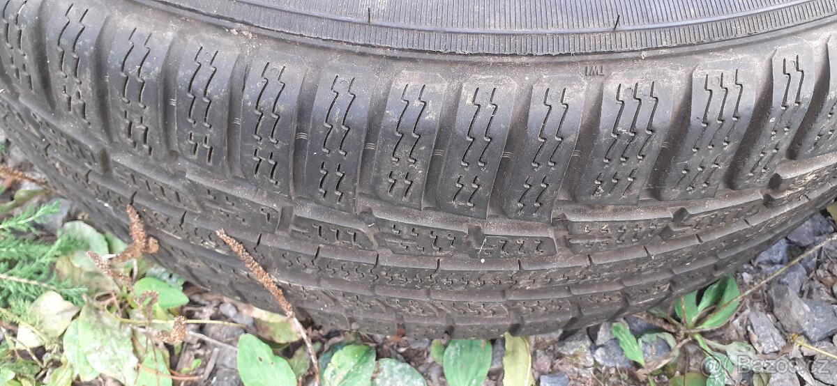 Zimní pneu 225/45R17 Nokian Runflat pěkný vzorek - 9