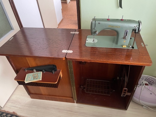 Starý nábytek a šicí stroj Minerva - 9