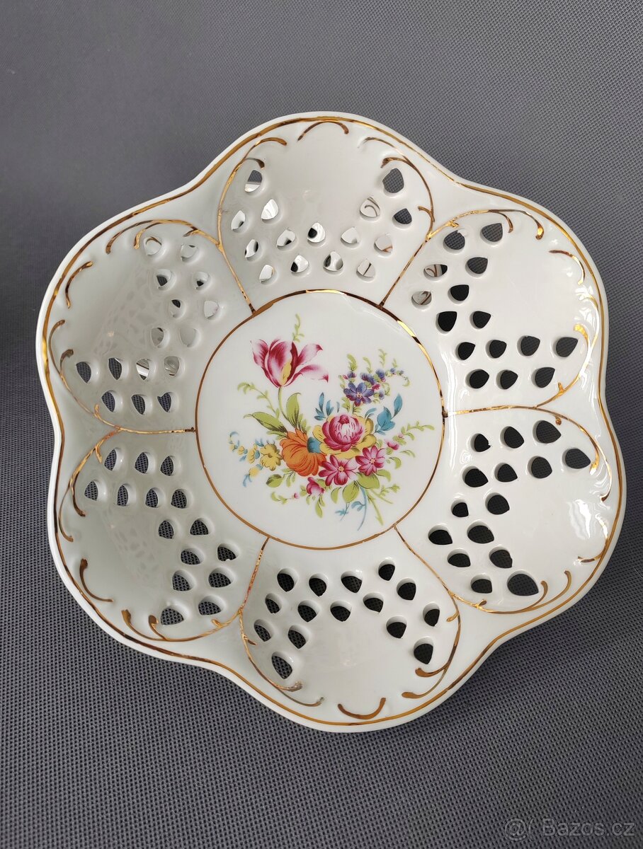 Sada krásných prolamovaných porcelánových košíku - 9