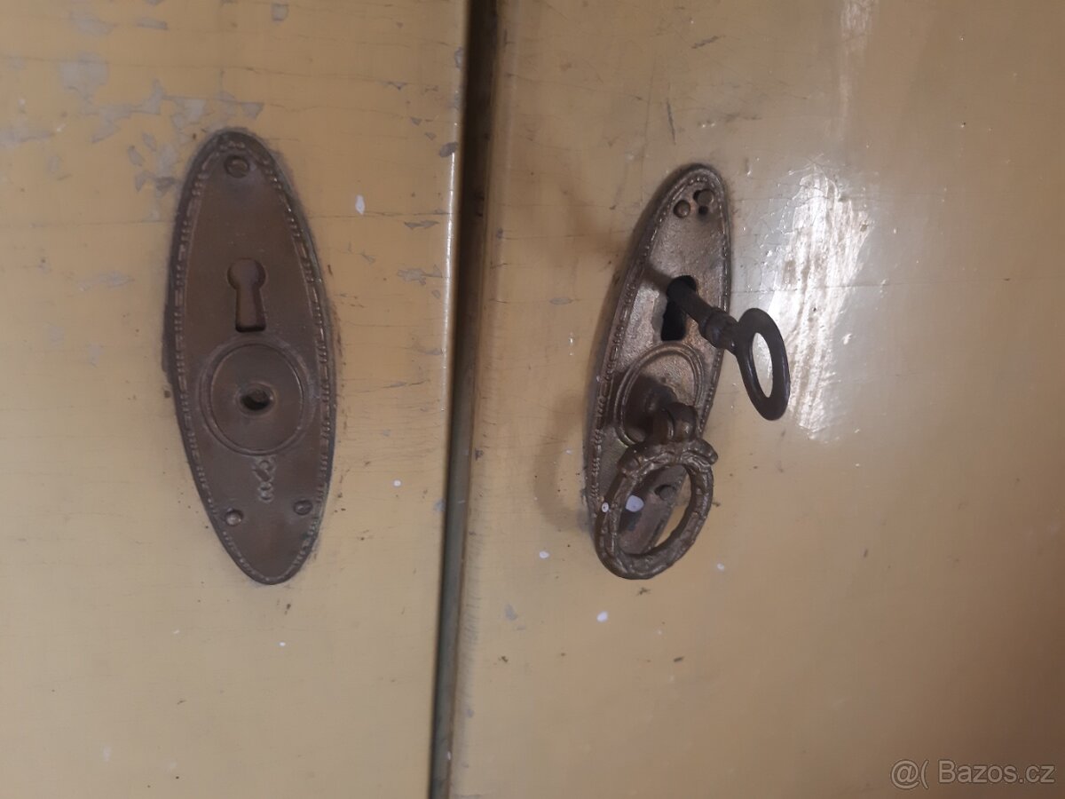 Prodám staré skříně a stul - 9