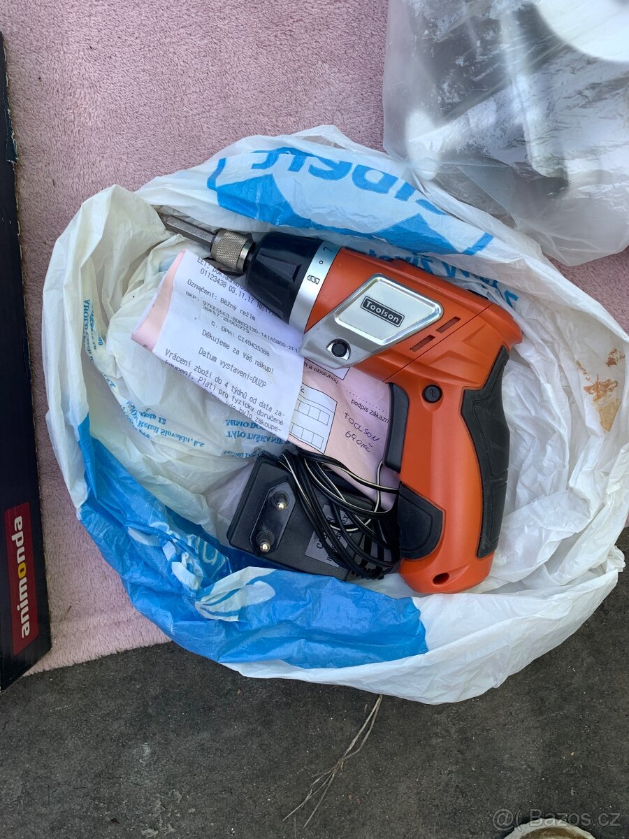 Mix: ohřívač, mlýnek na maso, aku šroubovák, lustr, hračky - 9