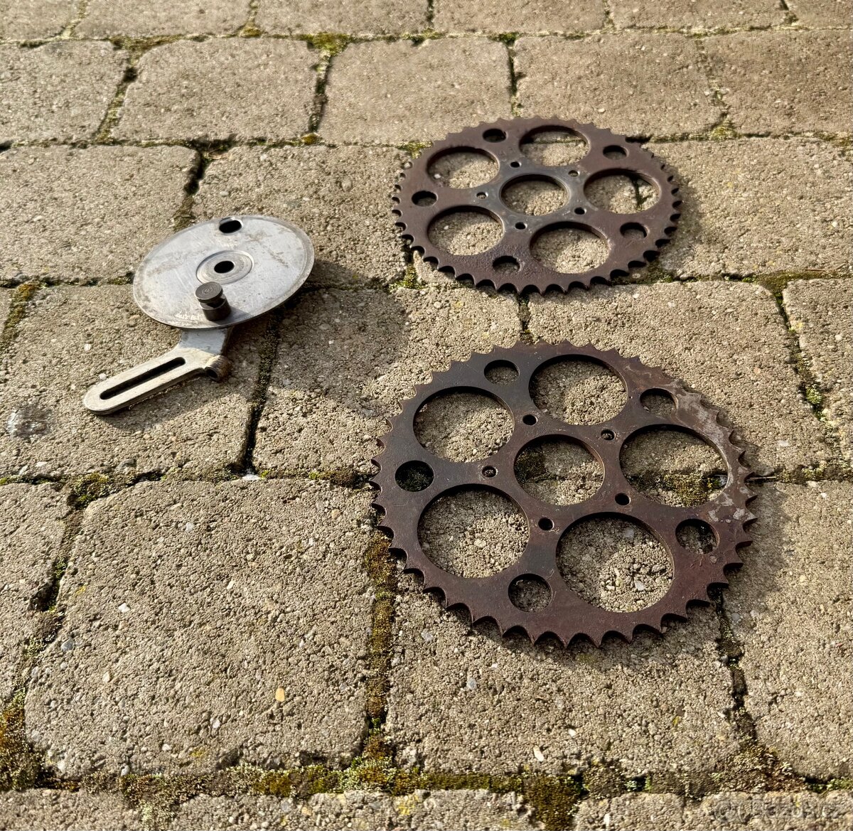 Jawa 100 Robot - rozety a stit - 9