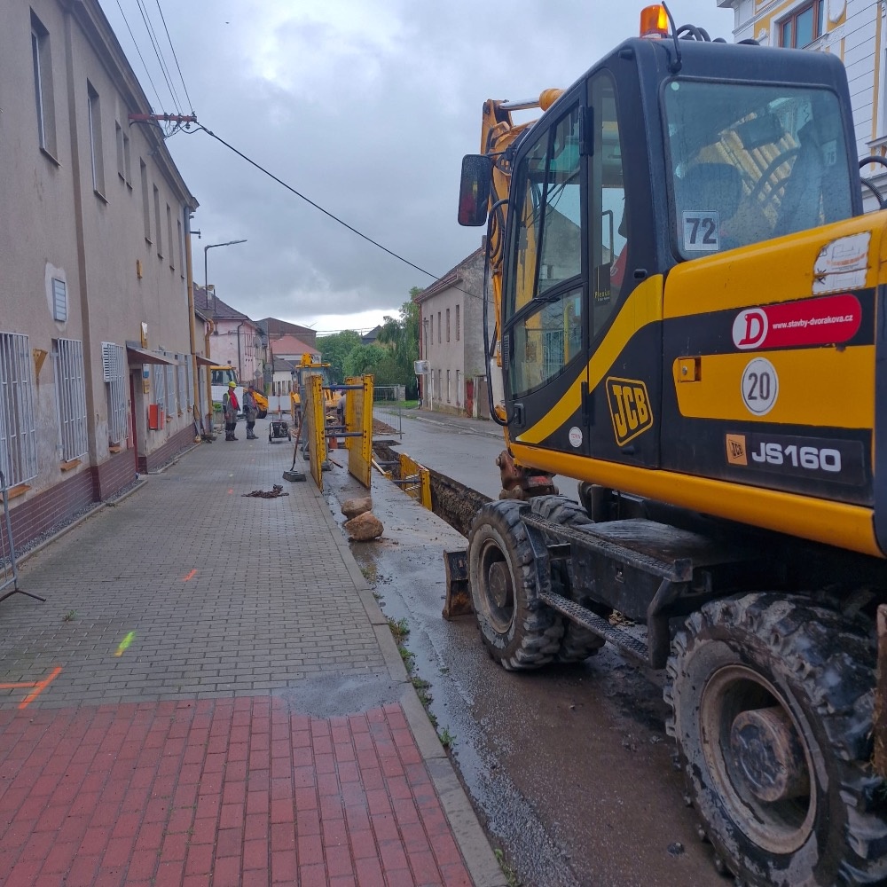 Hledáme šikovné strojníky – bagristy - 9