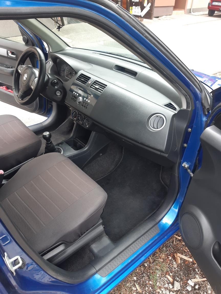 Suzuki Swift . 1.3 . - 9