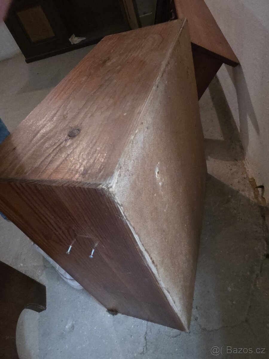 Starší rustikální dřevěný nábytek - 9