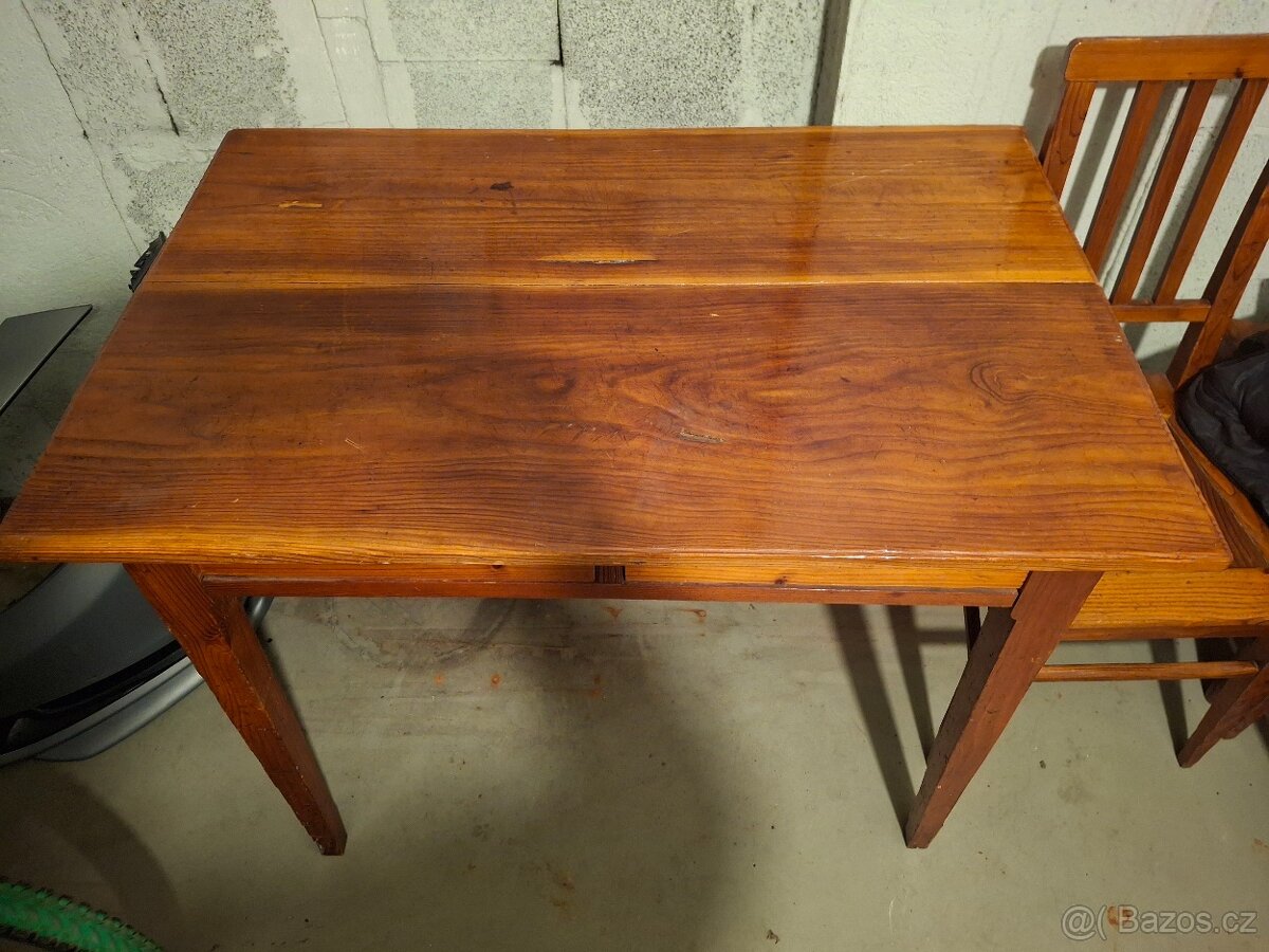 dřevěný jídelní stůl + 4 dřevěné židle - 9