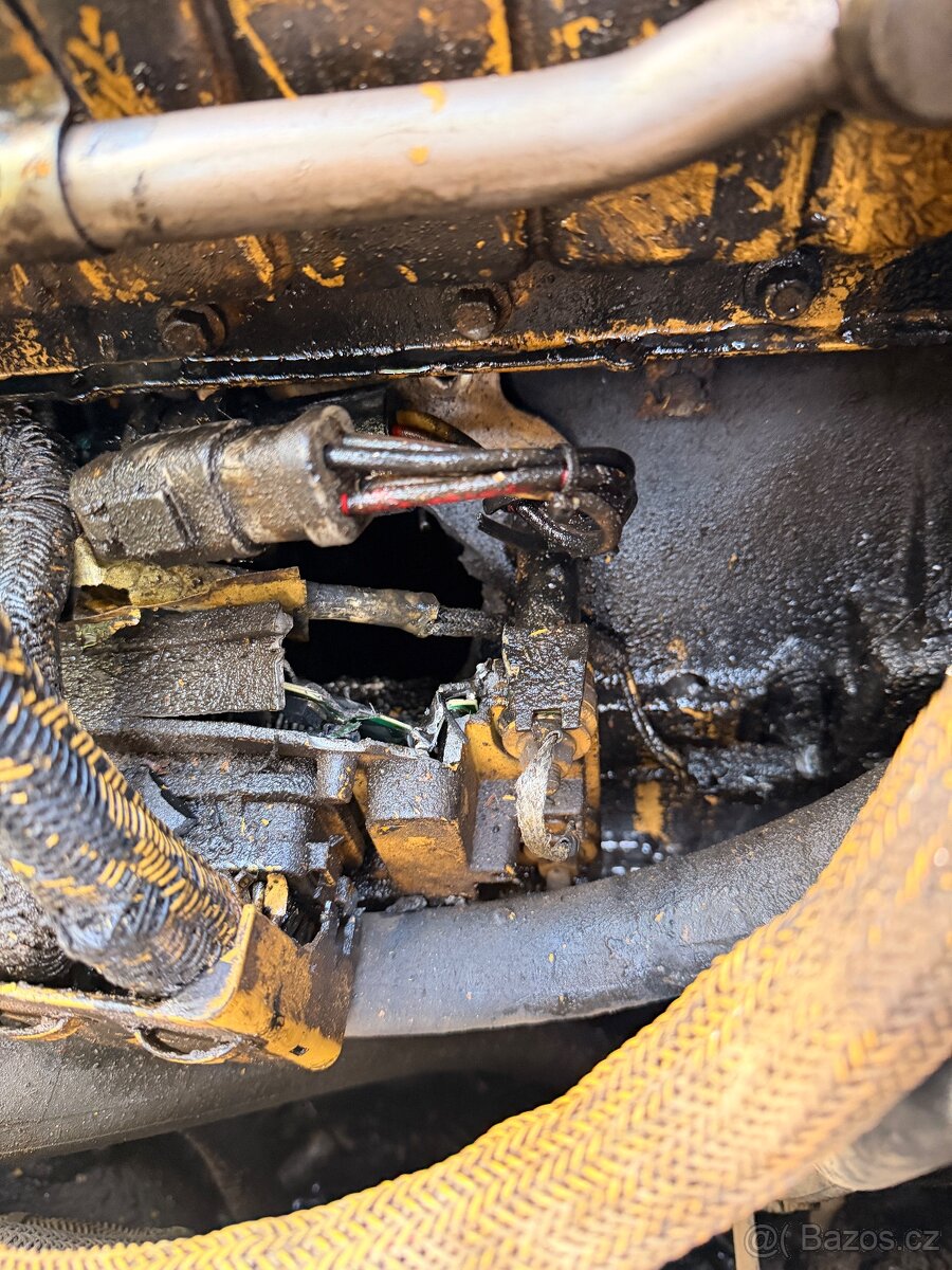 CAT M322C - prasklý blok motoru - 9