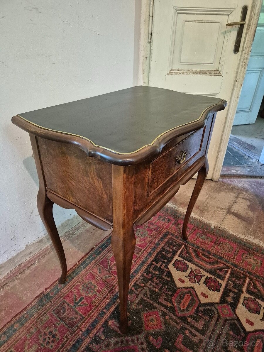 Starožitný odkládací stolek se šuplíkem ve stylu Chippendale - 9