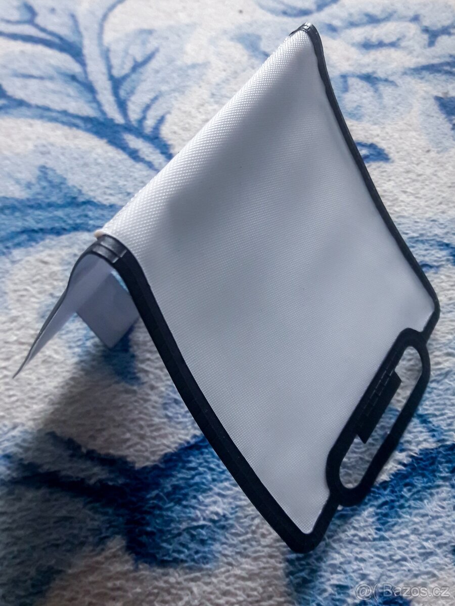 Krytka objektivu, popruh, clona, difuzer, očnice.. - 9