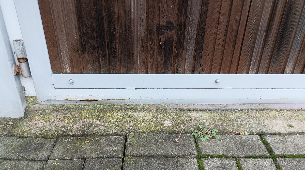 Kovová dvoukřídlá vrata, brána s dřevěnou výplní a pohonem - 9