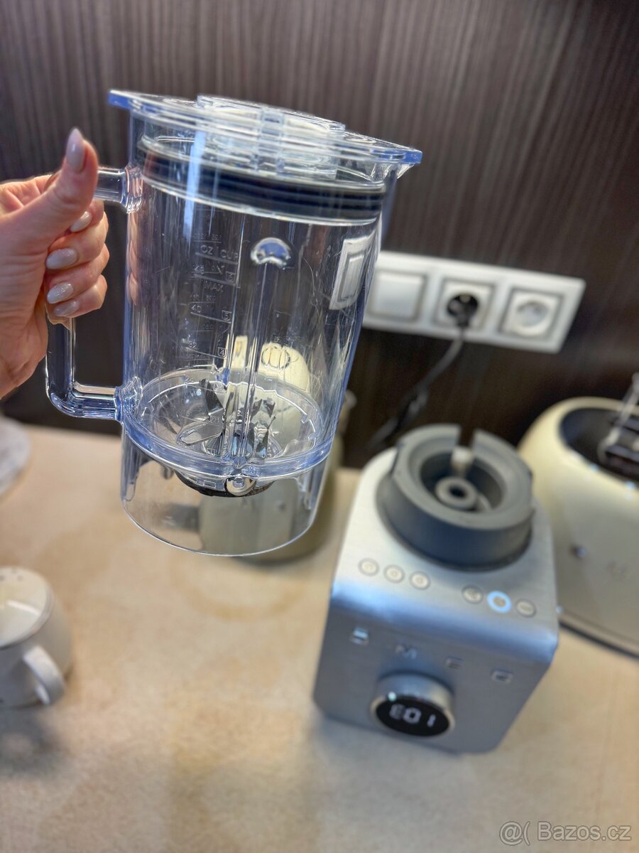 Vysoce výkonný stolní mixér SMEG - 9