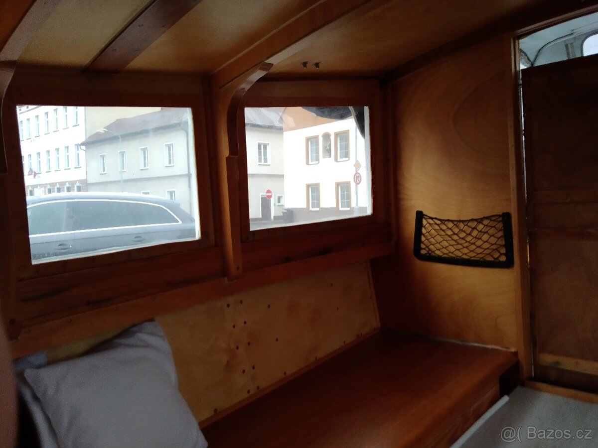 Kajutová loď s motorem - 9