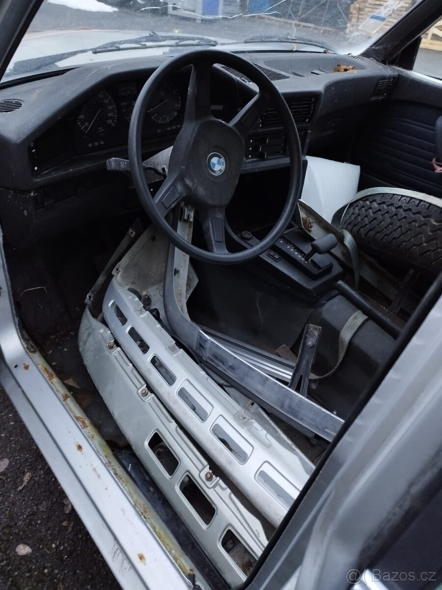 BMW E 28 525e - sleva - 9