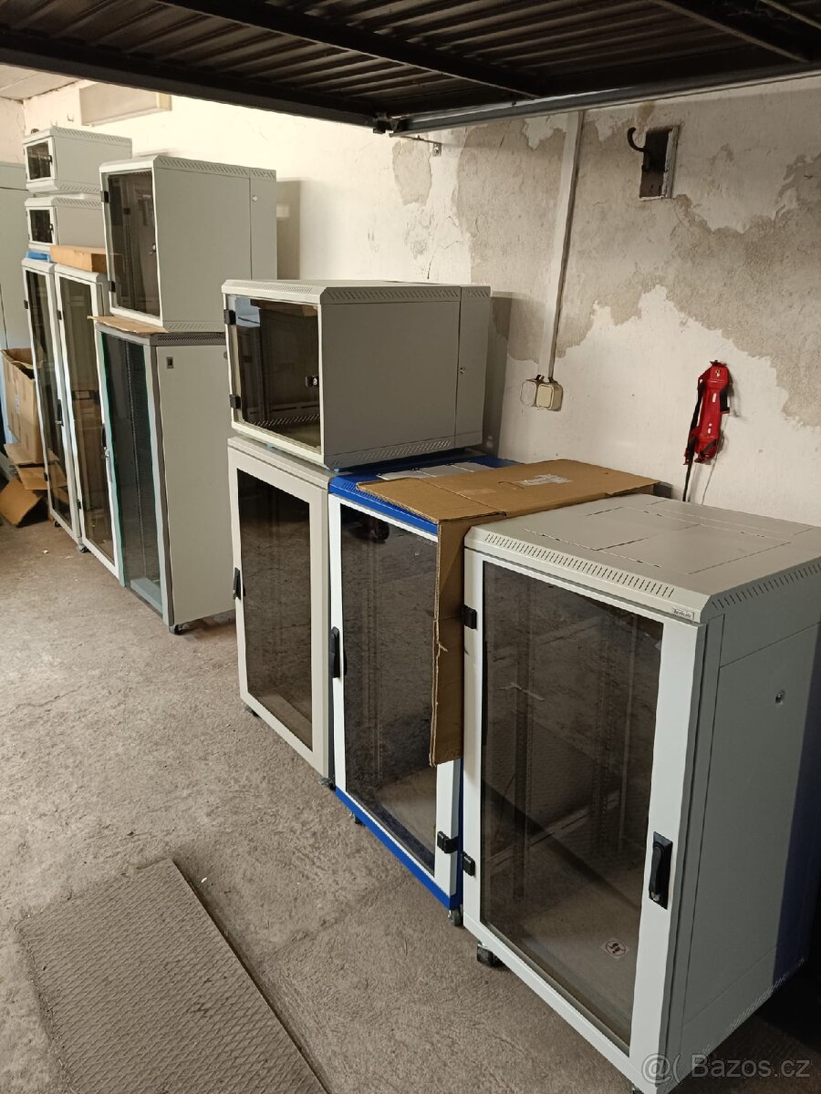 rozvaděč, rack, serverová skříň - 9